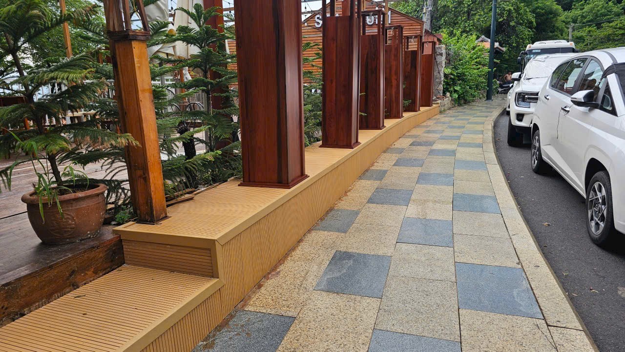 Thi công thực tế sàn gỗ nhựa rỗng ghép khít ngoài trời màu vàng wood SGR02 Nhựa Việt Pháp